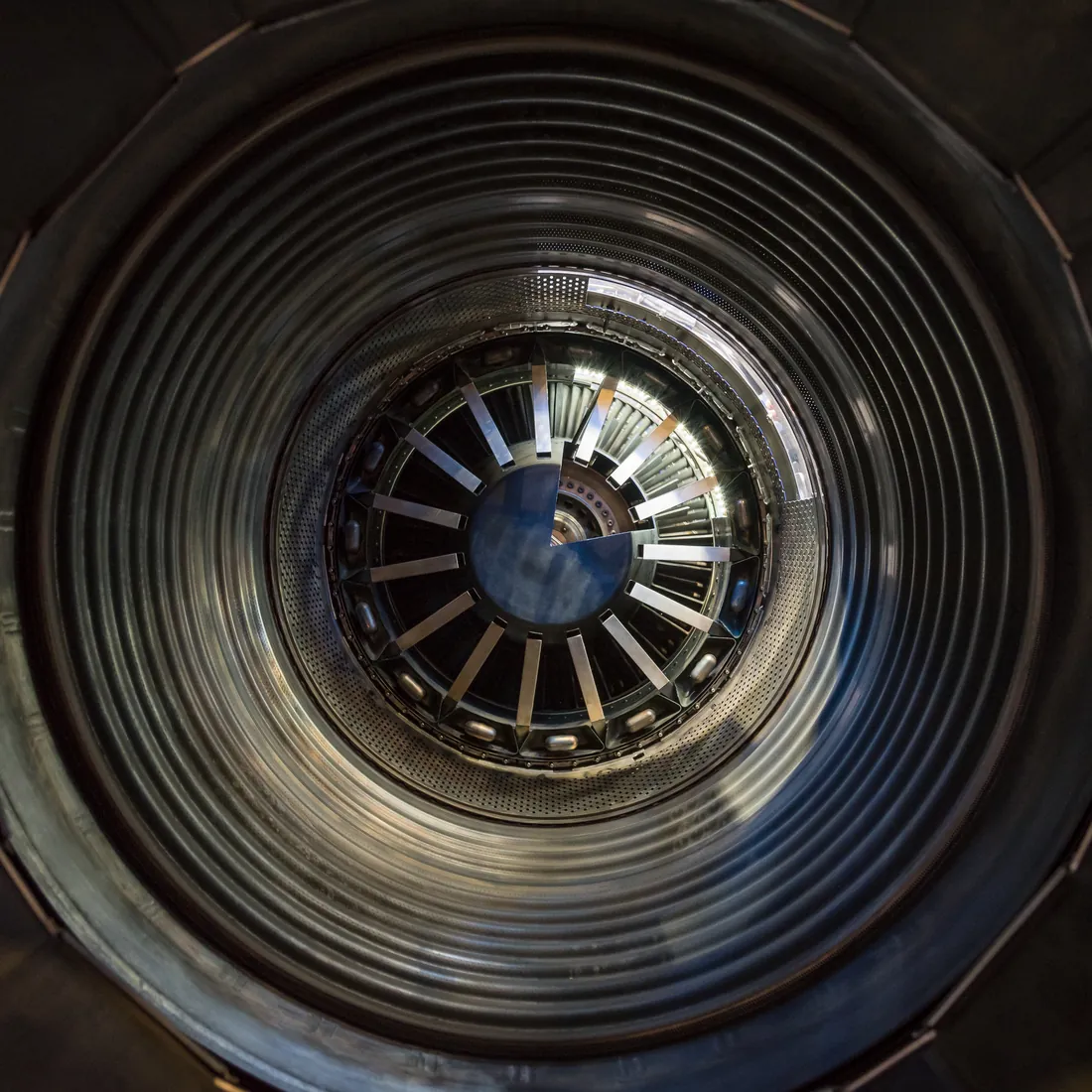 Der Nachbrenner eines Eurojet-EJ200-Triebwerks von hinten: ein Kranz metallener Düsenklappen.