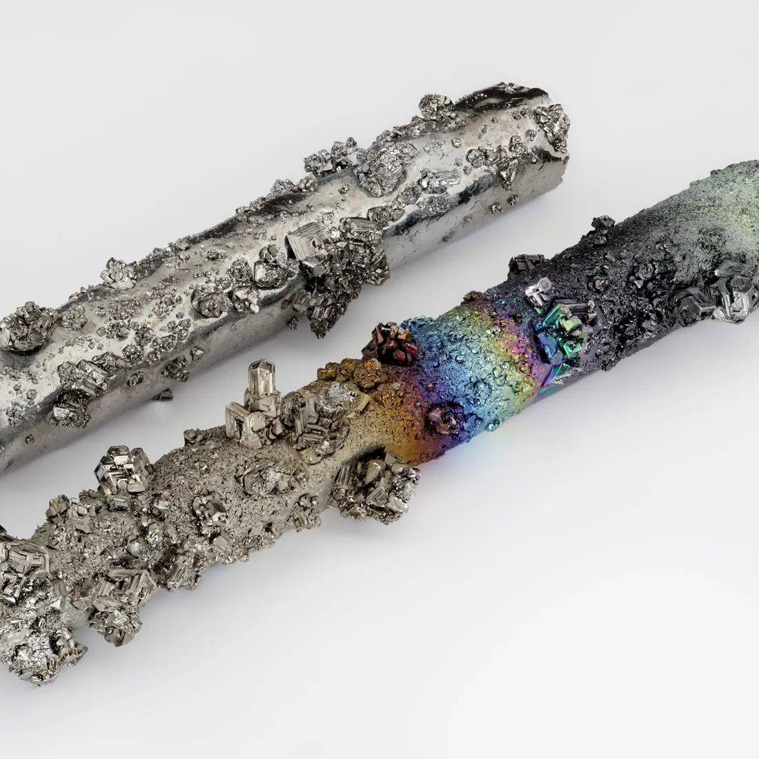 Wolframstäbe, überwachsen mit Metallkristallen in bunter Anlauffarbe.
